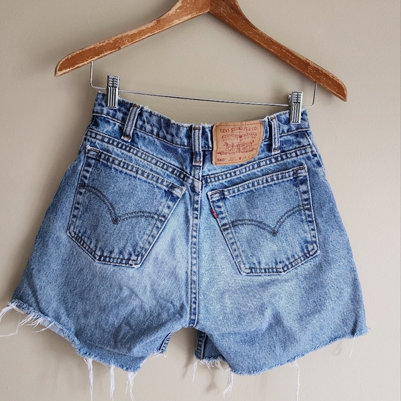 Medium Blu Levi 560 Loose Fit Denim Shorts size 28 - Picture 2 of 3